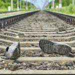 Un par de zapatos sobre las vías del tren que indican un accidente ferroviario, relevante para demandas por lesiones personales.