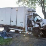 Un coche comercial blanco quedó gravemente dañado en la parte delantera tras un accidente de tráfico, lo que pone de manifiesto la gravedad de las colisiones de vehículos y su relevancia para las reclamaciones por lesiones personales.