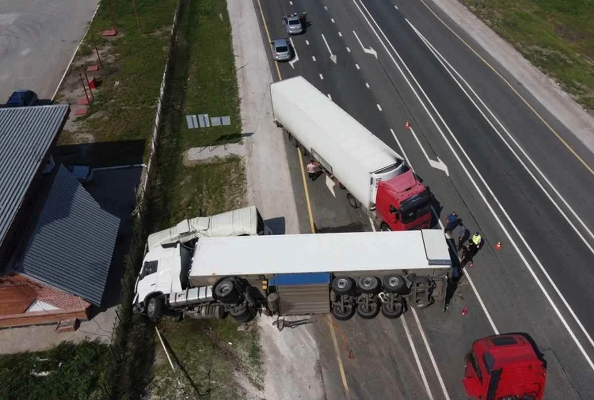 Two trailer trucks involved in an accident on a busy highway, highlighting the dangers of truck collisions and relevant for personal injury claims.